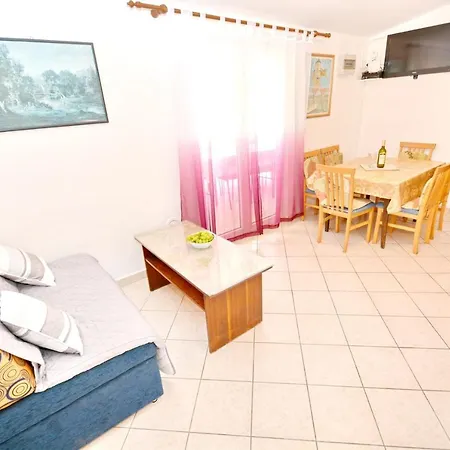 Spacious In With Garden View 65 M² Apartmán
