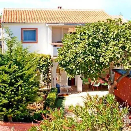 Apartmán Spacious In With Garden View 65 M² Vir